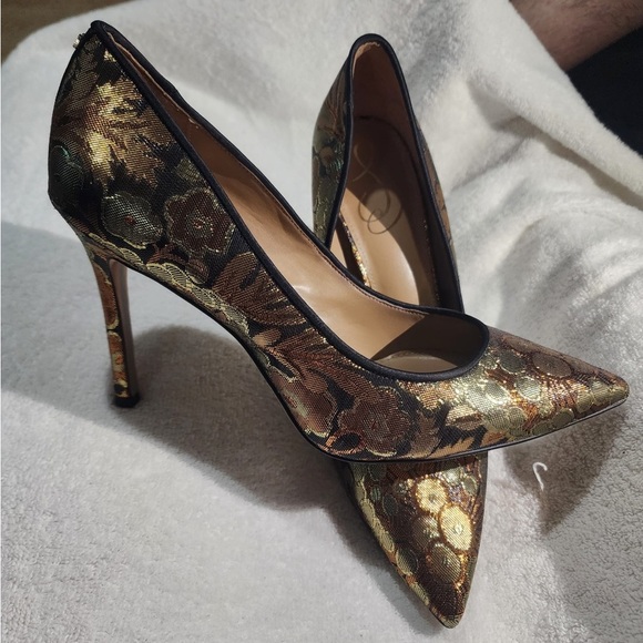 Elegant Gold and Black Women's Heels - Picture 5 of 8